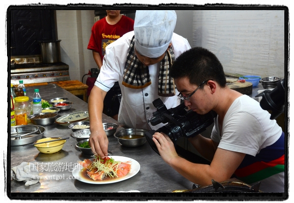 此次攝制組通過拍攝婺源代表名菜糊豆腐、粉蒸肉、荷包紅魚、賽鵝頸及地方小吃清明果、灰汁果、糯米子糕等來詮釋婺源美食經(jīng)典，展示婺源食文化，打造獨屬婺源的美食符號。