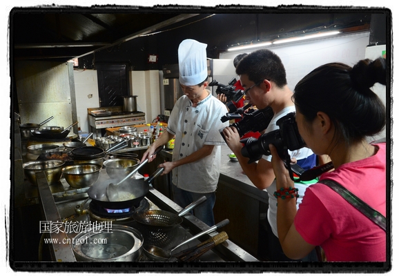 此次攝制組通過拍攝婺源代表名菜糊豆腐、粉蒸肉、荷包紅魚、賽鵝頸及地方小吃清明果、灰汁果、糯米子糕等來詮釋婺源美食經(jīng)典，展示婺源食文化，打造獨屬婺源的美食符號。