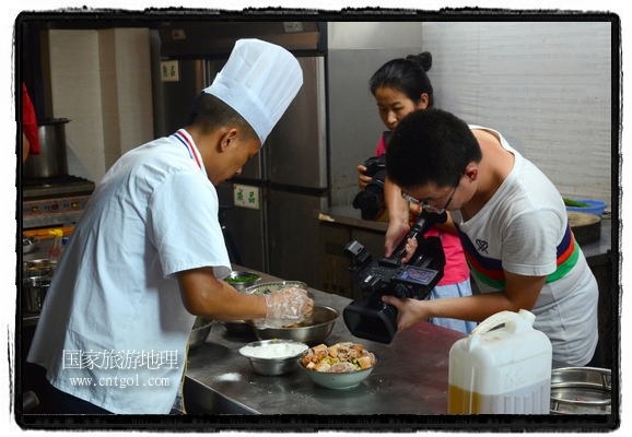 此次攝制組通過拍攝婺源代表名菜糊豆腐、粉蒸肉、荷包紅魚、賽鵝頸及地方小吃清明果、灰汁果、糯米子糕等來詮釋婺源美食經(jīng)典，展示婺源食文化，打造獨屬婺源的美食符號。