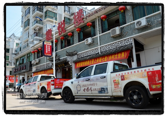 此次攝制組通過拍攝婺源代表名菜糊豆腐、粉蒸肉、荷包紅魚、賽鵝頸及地方小吃清明果、灰汁果、糯米子糕等來詮釋婺源美食經(jīng)典，展示婺源食文化，打造獨屬婺源的美食符號。