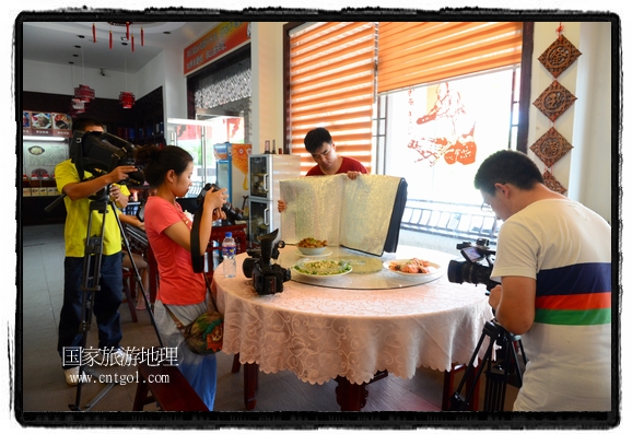 此次攝制組通過拍攝婺源代表名菜糊豆腐、粉蒸肉、荷包紅魚、賽鵝頸及地方小吃清明果、灰汁果、糯米子糕等來詮釋婺源美食經(jīng)典，展示婺源食文化，打造獨屬婺源的美食符號。