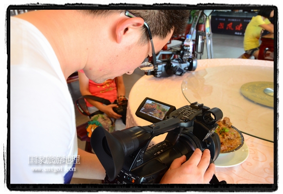 此次攝制組通過拍攝婺源代表名菜糊豆腐、粉蒸肉、荷包紅魚、賽鵝頸及地方小吃清明果、灰汁果、糯米子糕等來詮釋婺源美食經(jīng)典，展示婺源食文化，打造獨屬婺源的美食符號。