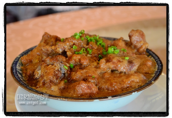 此次攝制組通過拍攝婺源代表名菜糊豆腐、粉蒸肉、荷包紅魚、賽鵝頸及地方小吃清明果、灰汁果、糯米子糕等來詮釋婺源美食經(jīng)典，展示婺源食文化，打造獨屬婺源的美食符號。