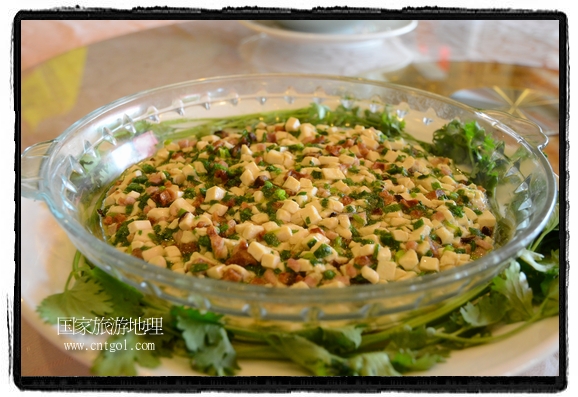 此次攝制組通過拍攝婺源代表名菜糊豆腐、粉蒸肉、荷包紅魚、賽鵝頸及地方小吃清明果、灰汁果、糯米子糕等來詮釋婺源美食經(jīng)典，展示婺源食文化，打造獨屬婺源的美食符號。