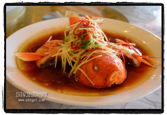 此次攝制組通過拍攝婺源代表名菜糊豆腐、粉蒸肉、荷包紅魚、賽鵝頸及地方小吃清明果、灰汁果、糯米子糕等來詮釋婺源美食經(jīng)典，展示婺源食文化，打造獨屬婺源的美食符號。