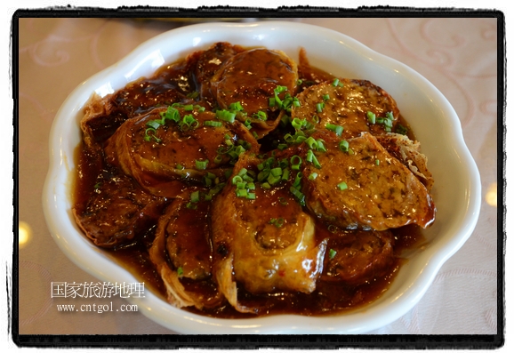 此次攝制組通過拍攝婺源代表名菜糊豆腐、粉蒸肉、荷包紅魚、賽鵝頸及地方小吃清明果、灰汁果、糯米子糕等來詮釋婺源美食經(jīng)典，展示婺源食文化，打造獨屬婺源的美食符號。