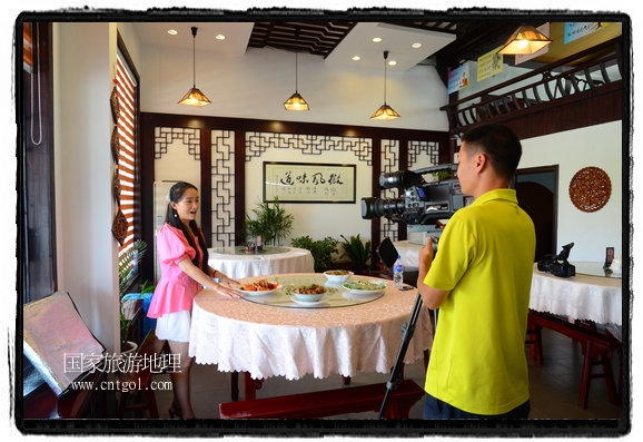 此次攝制組通過拍攝婺源代表名菜糊豆腐、粉蒸肉、荷包紅魚、賽鵝頸及地方小吃清明果、灰汁果、糯米子糕等來詮釋婺源美食經(jīng)典，展示婺源食文化，打造獨屬婺源的美食符號。