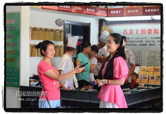 此次攝制組通過拍攝婺源代表名菜糊豆腐、粉蒸肉、荷包紅魚、賽鵝頸及地方小吃清明果、灰汁果、糯米子糕等來詮釋婺源美食經(jīng)典，展示婺源食文化，打造獨屬婺源的美食符號。