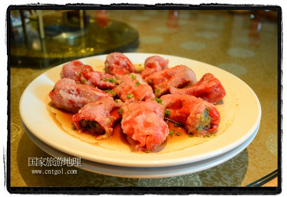 此次攝制組通過拍攝婺源代表名菜糊豆腐、粉蒸肉、荷包紅魚、賽鵝頸及地方小吃清明果、灰汁果、糯米子糕等來詮釋婺源美食經(jīng)典，展示婺源食文化，打造獨屬婺源的美食符號。