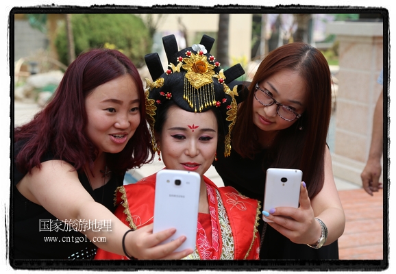 6月19日，端午節(jié)的前一天，甘肅平?jīng)鍪嗅轻紖^(qū)南山公園澳廈麗灣小區(qū)“邀請(qǐng)”唐朝被譽(yù)為四大美女之一的“楊貴妃”前來(lái)與市民見(jiàn)面，共度“端午佳節(jié)”。期間，“貴妃娘娘”由一名解說(shuō)人員做向?qū)?，與小區(qū)居民一同游玩、賞景、互敬酒水、合影留念，并現(xiàn)場(chǎng)贈(zèng)送大人小孩粽子、香包和糖果。