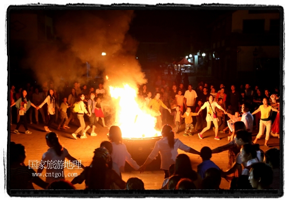 甘肅平?jīng)鍪嗅轻脊沛?zhèn)舉辦了篝火晚會(huì)，1000余名市民參與其中，大家載歌載舞，在歡快熱鬧的氣氛中為每一位父親送祝福。父親節(jié)（Father's Day），顧名思義是感恩父親的節(jié)日。約始于二十世紀(jì)初，起源于美國(guó)，現(xiàn)已廣泛流傳于世界各地，節(jié)日日期因地域而存在差異。