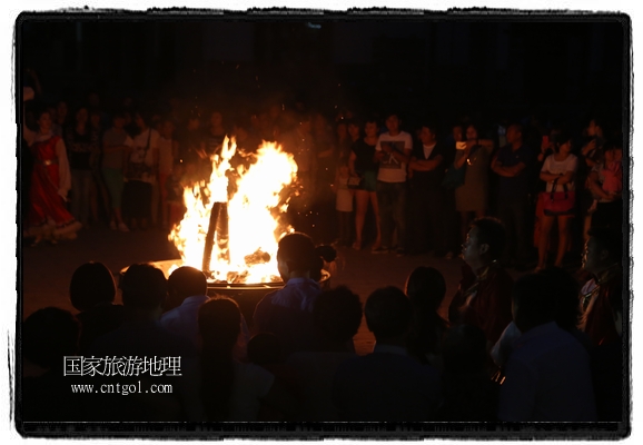 甘肅平?jīng)鍪嗅轻脊沛?zhèn)舉辦了篝火晚會(huì)，1000余名市民參與其中，大家載歌載舞，在歡快熱鬧的氣氛中為每一位父親送祝福。父親節(jié)（Father's Day），顧名思義是感恩父親的節(jié)日。約始于二十世紀(jì)初，起源于美國(guó)，現(xiàn)已廣泛流傳于世界各地，節(jié)日日期因地域而存在差異。