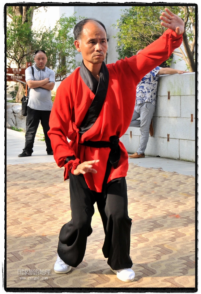 6月20日，小朋友們和中國武術(shù)愛好者們在江西省婺源縣熹園景區(qū)表演中國傳統(tǒng)的中國武術(shù)功夫，吸引許多游人前來駐足觀看。當(dāng)日是中國傳統(tǒng)的端午節(jié)，江西省婺源縣的中國武術(shù)愛好者們通過表演中國武術(shù)功夫，打太極，表演了少林棍、硬氣功、自選拳等少林寺功夫，讓孩子們從小學(xué)習(xí)中國武術(shù)，傳承中國武德，感受先人過端午的氛圍。