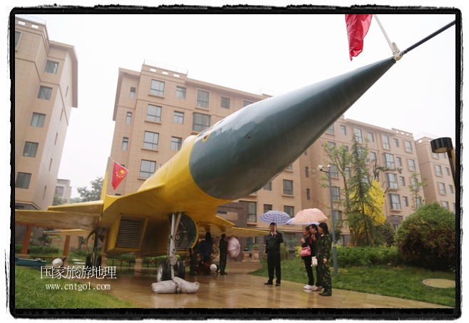 小區(qū)突然出現(xiàn)“飛機(jī)坦克”，其中殲15艦載戰(zhàn)斗機(jī)一架、99式主戰(zhàn)坦克一輛、武直-10武裝直升機(jī)一架，吸引了眾多市民雨中圍觀、合影。