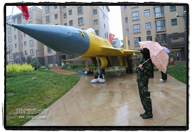 小區(qū)突然出現(xiàn)“飛機(jī)坦克”，其中殲15艦載戰(zhàn)斗機(jī)一架、99式主戰(zhàn)坦克一輛、武直-10武裝直升機(jī)一架，吸引了眾多市民雨中圍觀、合影。