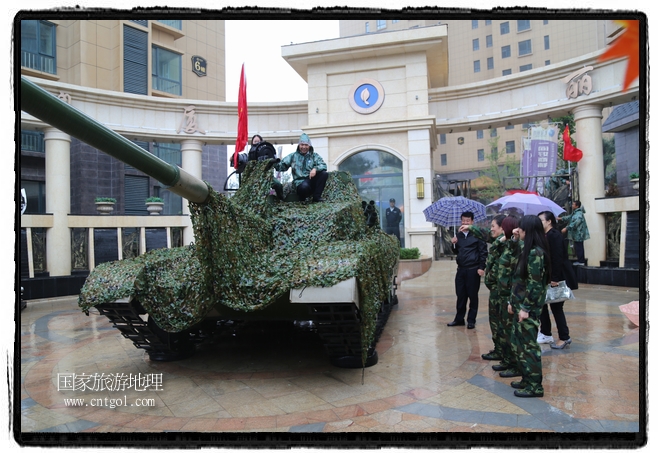 小區(qū)突然出現(xiàn)“飛機(jī)坦克”，其中殲15艦載戰(zhàn)斗機(jī)一架、99式主戰(zhàn)坦克一輛、武直-10武裝直升機(jī)一架，吸引了眾多市民雨中圍觀、合影。