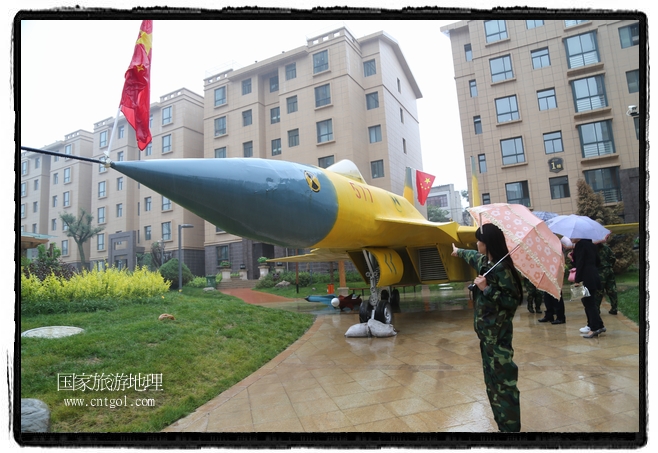 小區(qū)突然出現(xiàn)“飛機(jī)坦克”，其中殲15艦載戰(zhàn)斗機(jī)一架、99式主戰(zhàn)坦克一輛、武直-10武裝直升機(jī)一架，吸引了眾多市民雨中圍觀、合影。