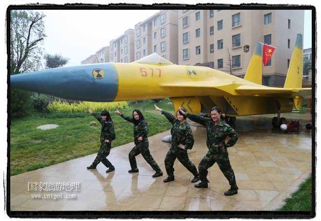 小區(qū)突然出現(xiàn)“飛機(jī)坦克”，其中殲15艦載戰(zhàn)斗機(jī)一架、99式主戰(zhàn)坦克一輛、武直-10武裝直升機(jī)一架，吸引了眾多市民雨中圍觀、合影。