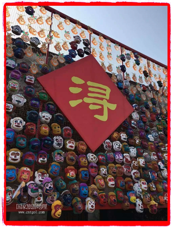 中國規(guī)模最大的猴面具彩繪在南潯古鎮(zhèn)展示。猴子真是今年最紅的動物。 