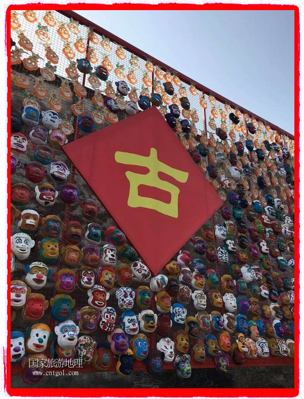 中國規(guī)模最大的猴面具彩繪在南潯古鎮(zhèn)展示。猴子真是今年最紅的動物。 