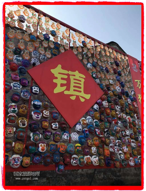 中國規(guī)模最大的猴面具彩繪在南潯古鎮(zhèn)展示。猴子真是今年最紅的動物。 