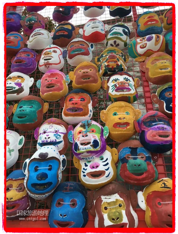 中國規(guī)模最大的猴面具彩繪在南潯古鎮(zhèn)展示。猴子真是今年最紅的動物。 