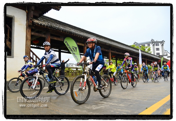 來自江西、安徽、浙江、福建等省市近千名選手參加了比賽，婺源賽道沿途的秀美風(fēng)光和徽派古村落，給參賽選手留下美好的印象。