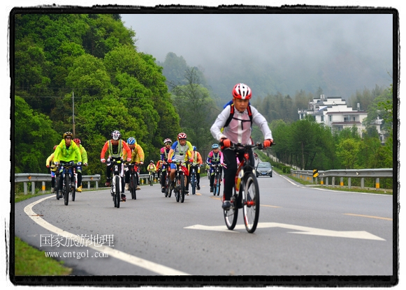 來自江西、安徽、浙江、福建等省市近千名選手參加了比賽，婺源賽道沿途的秀美風(fēng)光和徽派古村落，給參賽選手留下美好的印象。