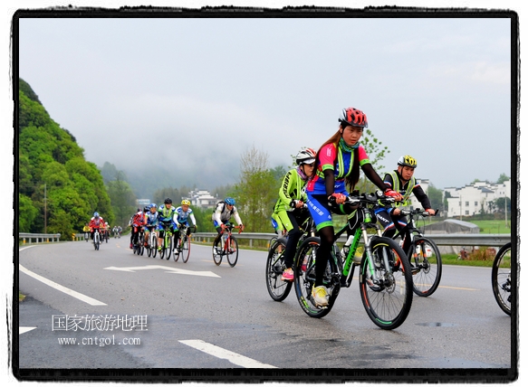 來自江西、安徽、浙江、福建等省市近千名選手參加了比賽，婺源賽道沿途的秀美風(fēng)光和徽派古村落，給參賽選手留下美好的印象。