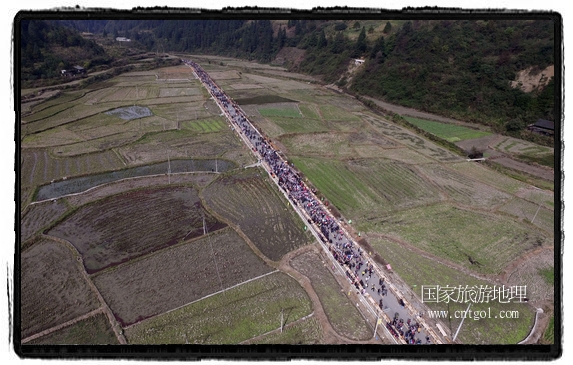 1700桌合攏宴，總長3.7公里，10380人同桌就餐，創(chuàng)歷史之最